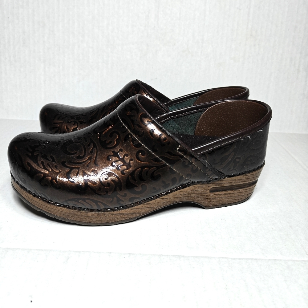 Dansko Professional Brown Arabesque Patent Leather Clogs Women's Shoe Size 8.5-9